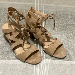 VINCE CAMUTO 8 1/2 nude ankle strap sandals
